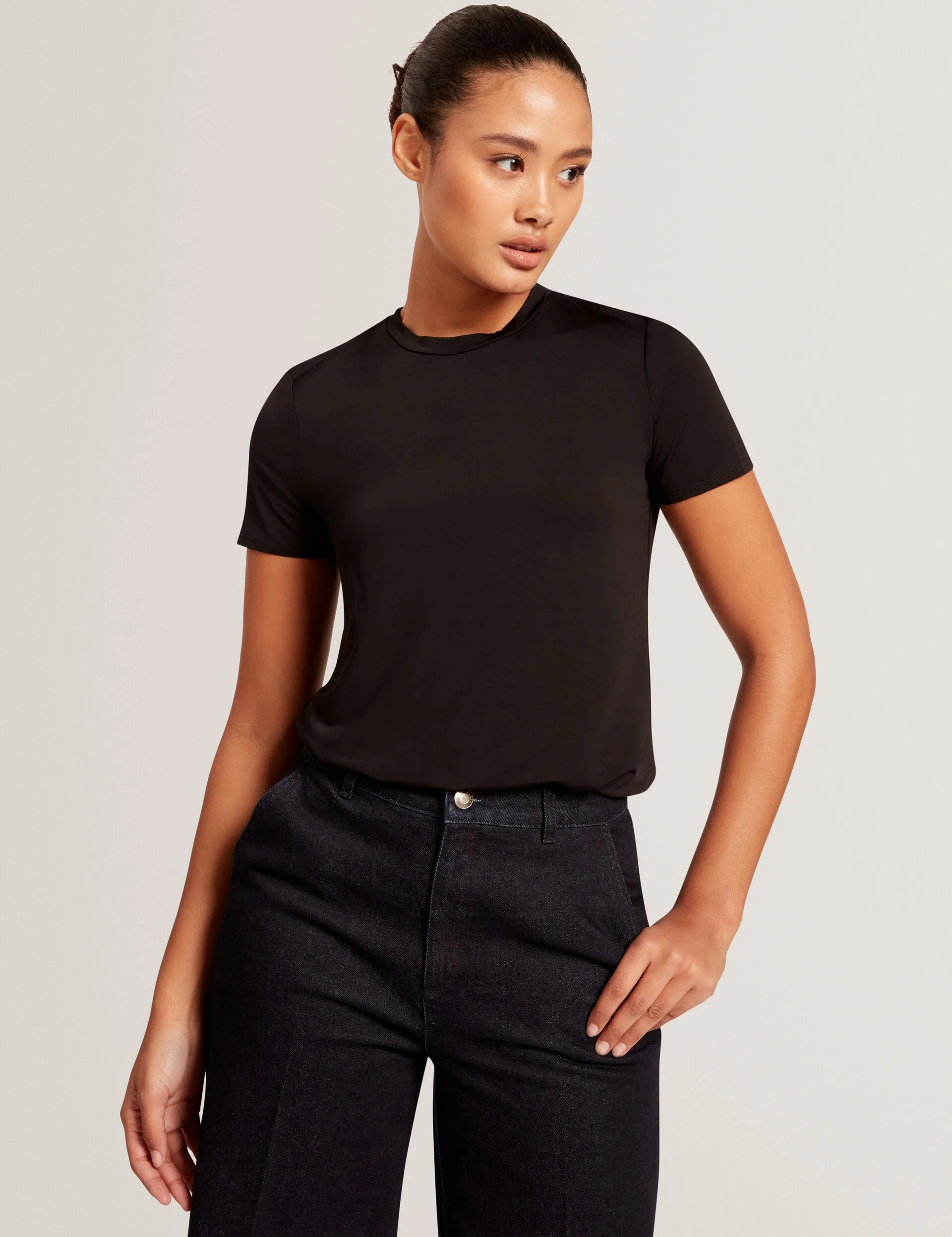SOLID BLACK TSHIRT WITH SEAM DETAIL | BLACK